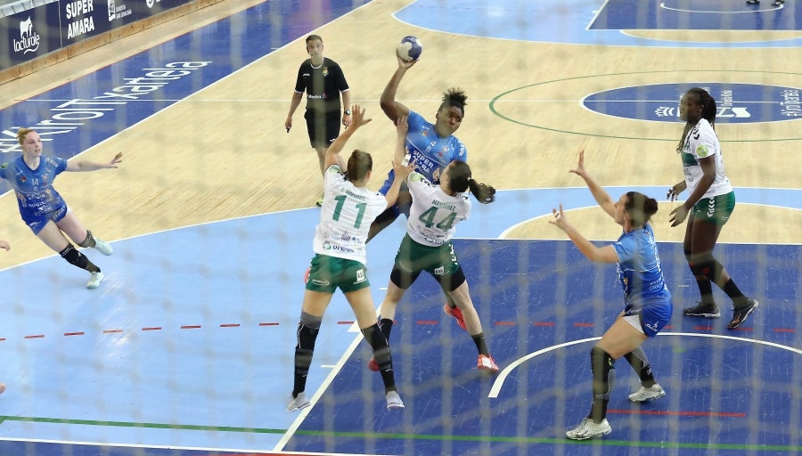 Las guipuzcoanas vuelven a levantar un título más y convertirse así por séptima vez en campeón de la Liga Guerreras Iberdrola. Para ello, solo tenían que sumar un punto, no obstante, el marcador ha terminado 30-20 para las locales. 