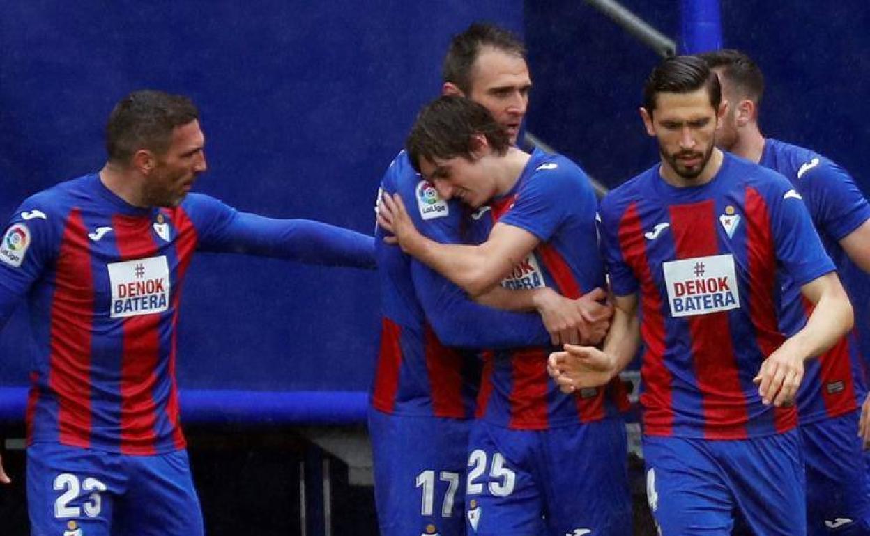Los jugadores del Eibar celebran uno de los tres goles que Kike García anotó ante el Alavés.