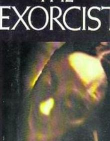 Imagen secundaria 2 - Realidad y ficción. Recorte de prensa de la primera página de 'The Washington Post' del 20 de agosto de 1949, y portada de la novela. Abajo, William Peter Blatty en 'la escalera del exorcista', en Georgetown.