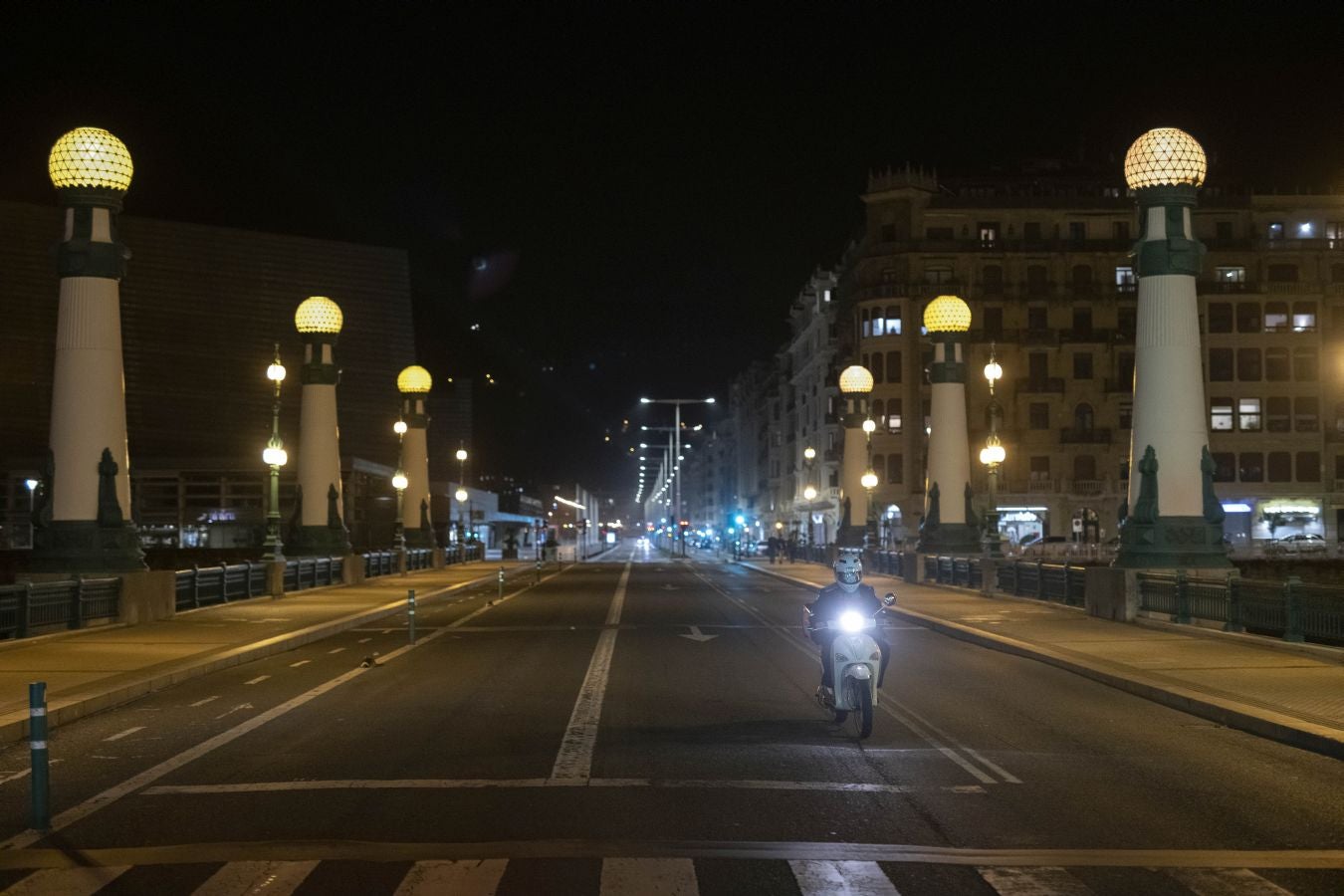 Cientos de jóvenes salieron en San Sebastián en cuanto el reloj marcó las doce, para celebrar «una noche histórica». 