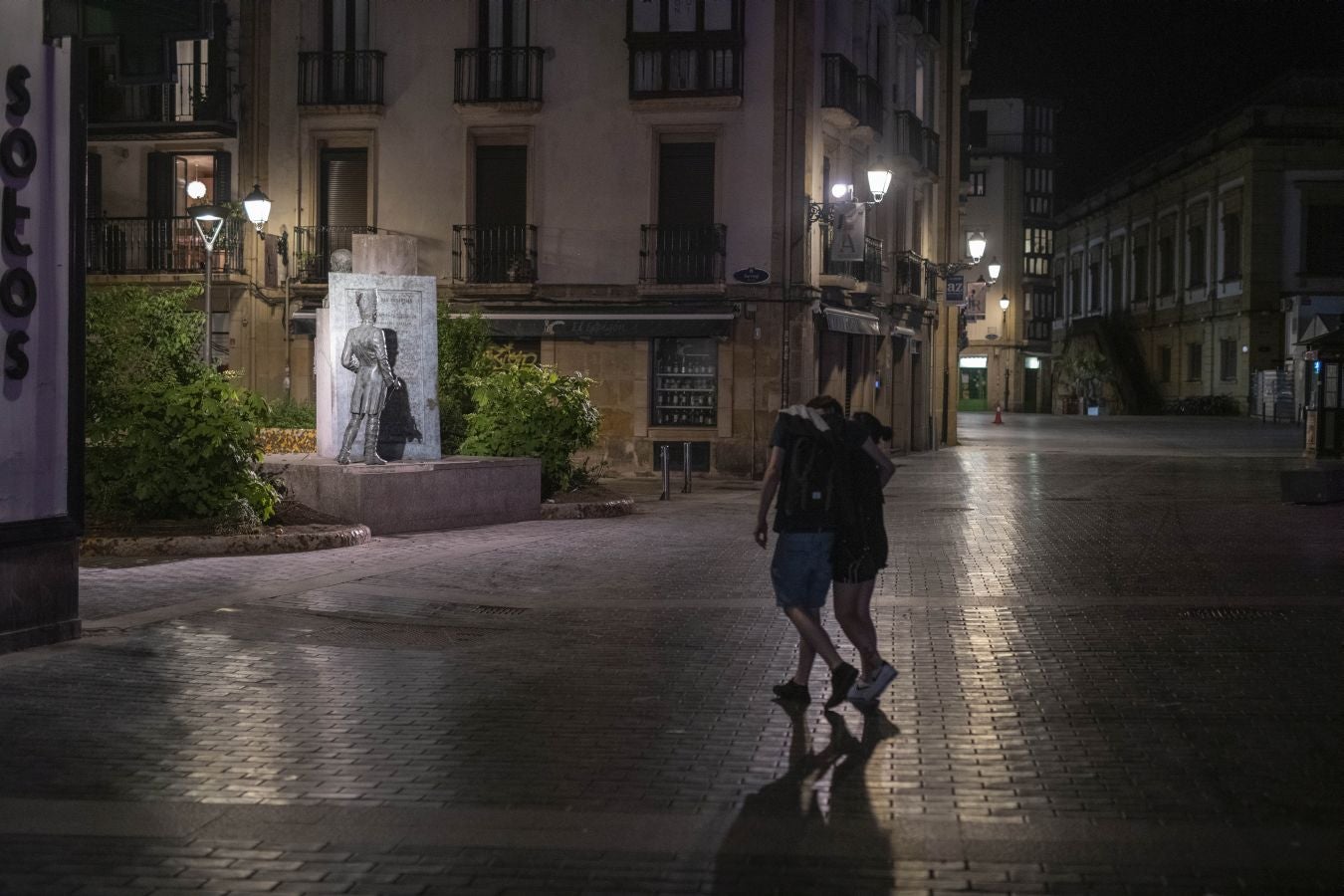 Cientos de jóvenes salieron en San Sebastián en cuanto el reloj marcó las doce, para celebrar «una noche histórica». 