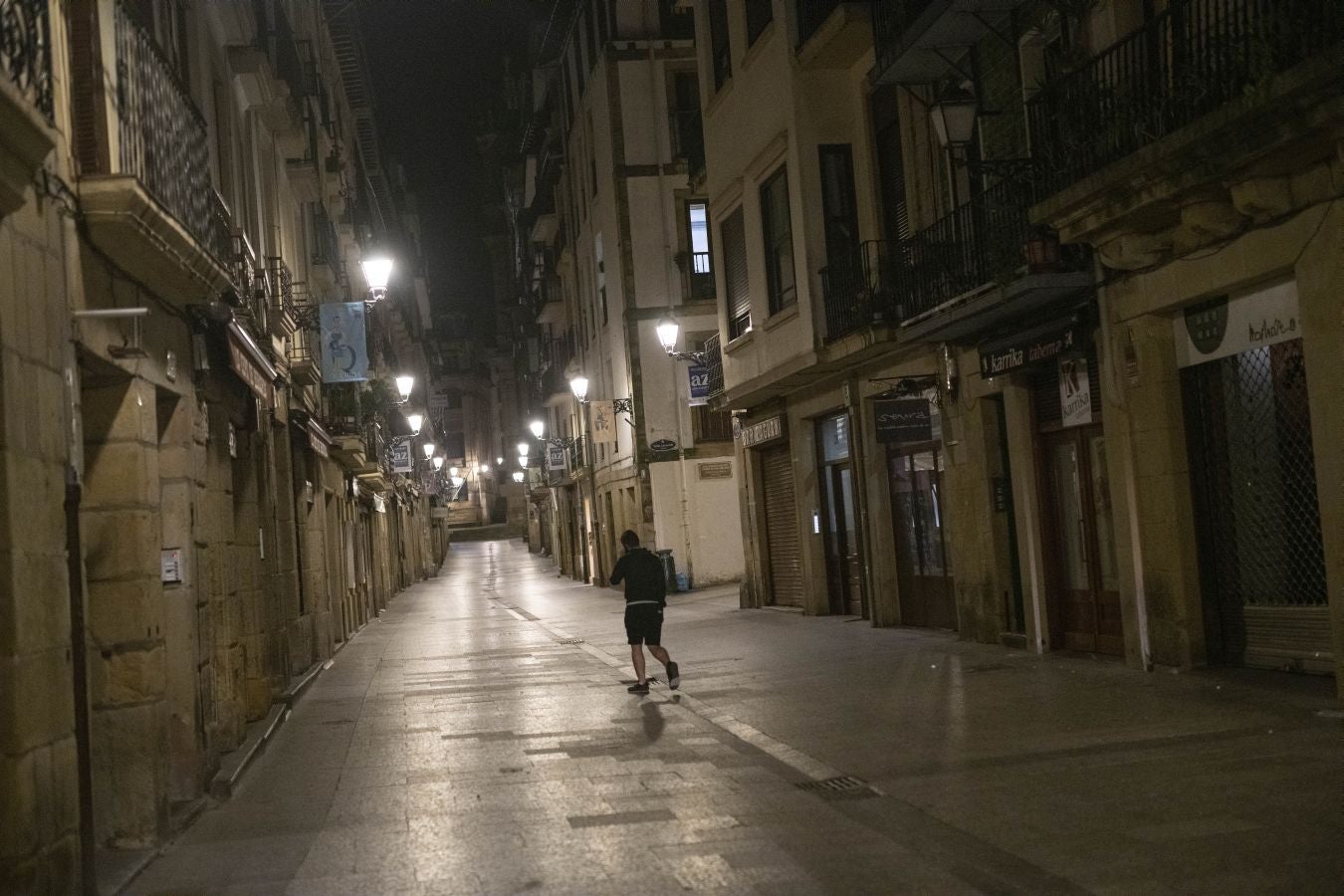 Cientos de jóvenes salieron en San Sebastián en cuanto el reloj marcó las doce, para celebrar «una noche histórica». 