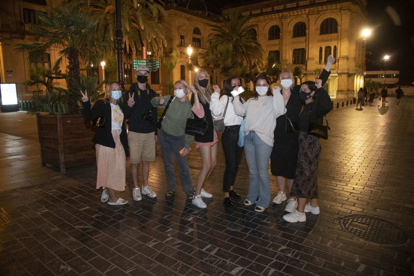 Cientos de jóvenes salieron en San Sebastián en cuanto el reloj marcó las doce, para celebrar «una noche histórica». 