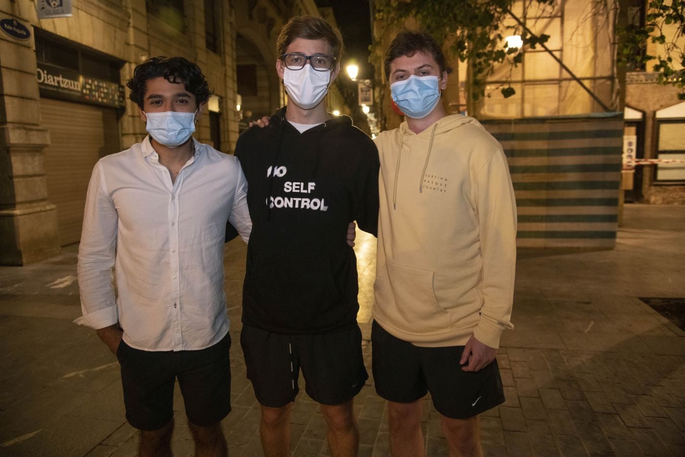 Cientos de jóvenes salieron en San Sebastián en cuanto el reloj marcó las doce, para celebrar «una noche histórica». 