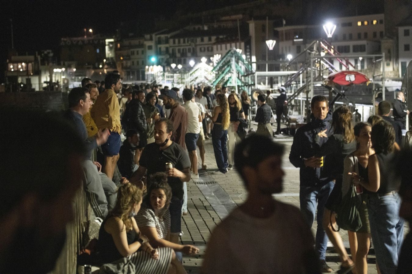Cientos de jóvenes salieron en San Sebastián en cuanto el reloj marcó las doce, para celebrar «una noche histórica». 