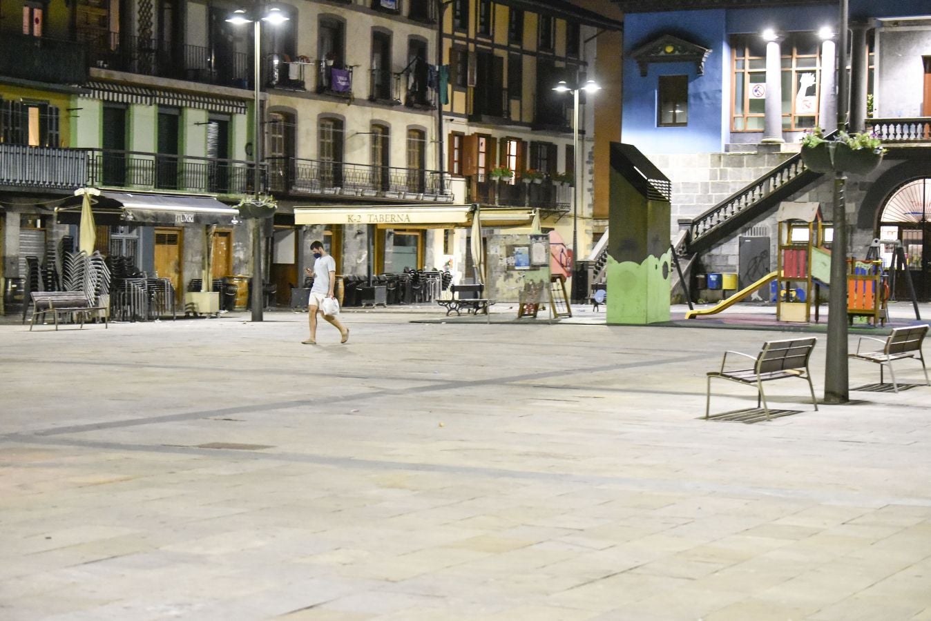 Cientos de jóvenes salieron en San Sebastián en cuanto el reloj marcó las doce, para celebrar «una noche histórica». 
