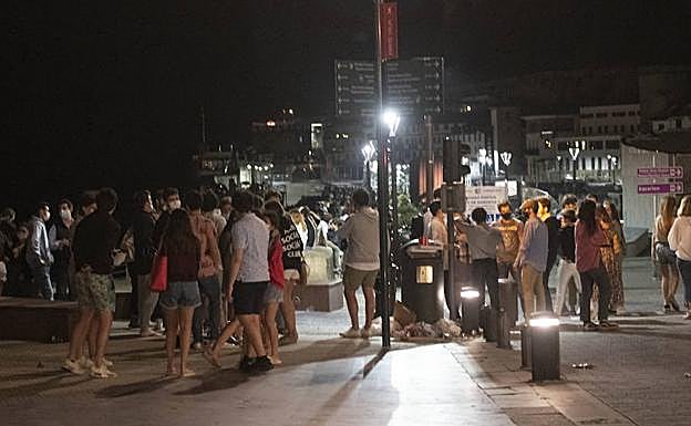 Cientos de jóvenes salieron a la calle para celebrar el fin del estado de alarma. 
