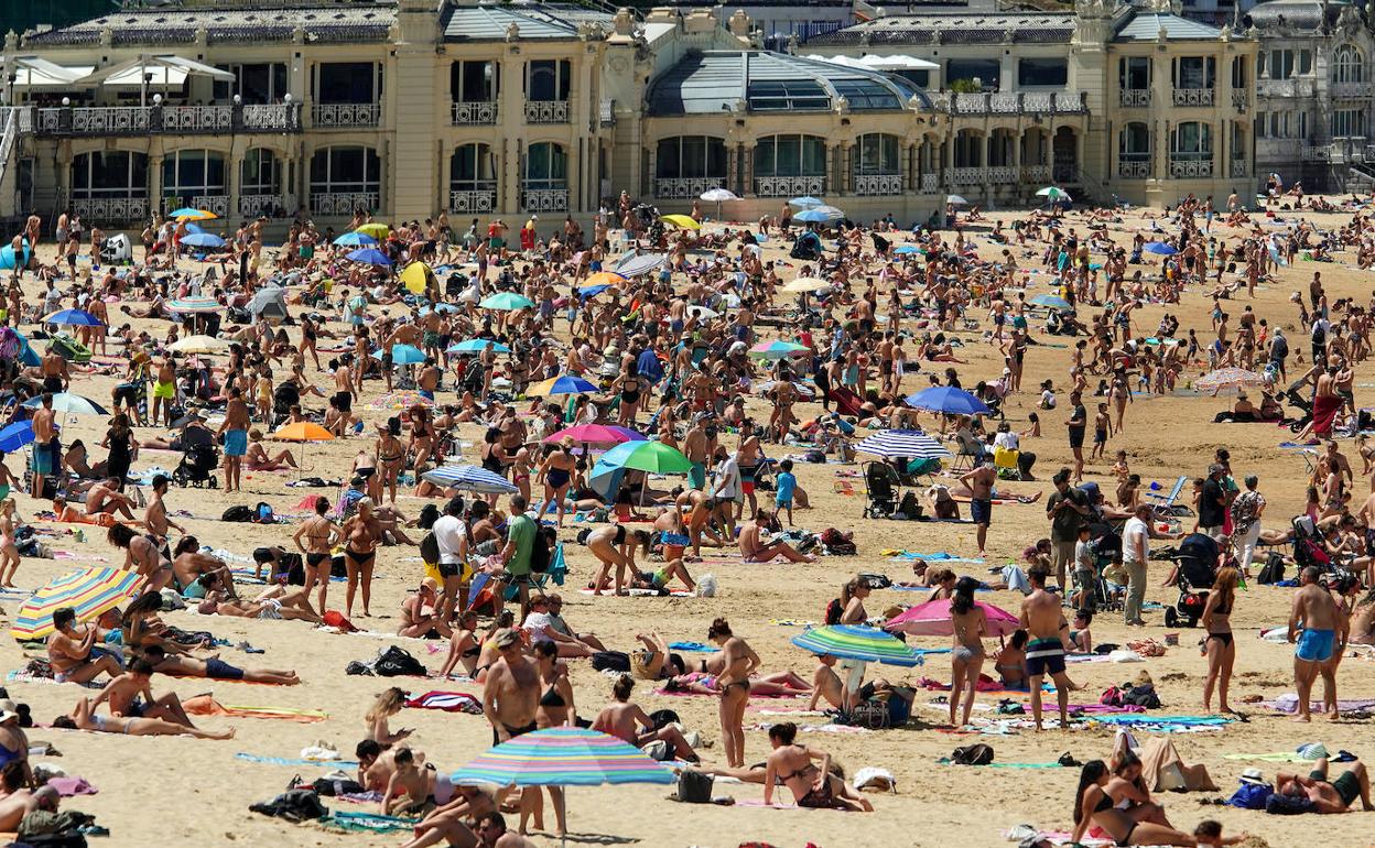 Los 33º de máxima en Gipuzkoa invitaron a despedir el estado de alarma en la playa, aún sin los controles de aforo de verano.