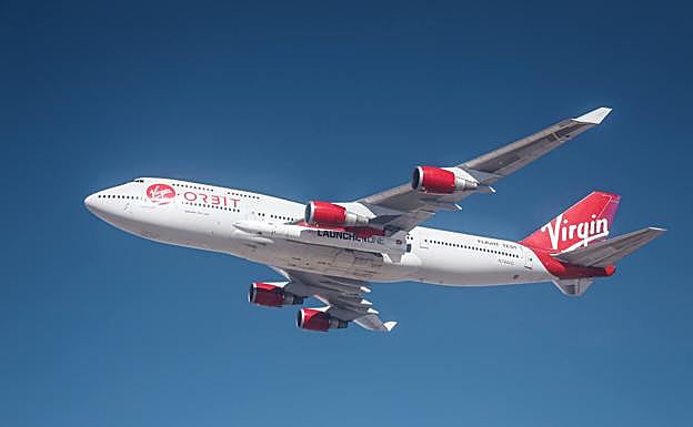 Un avión de la compañía Virgin Orbit en pleno vuelo. 