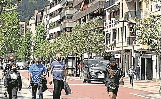 Beasaindarras de paseo por el centro de la villa.