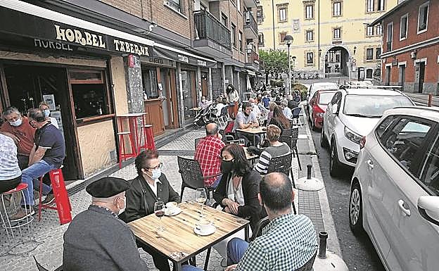Imagen de una calle de Hernani, con las terrazas llenas. 