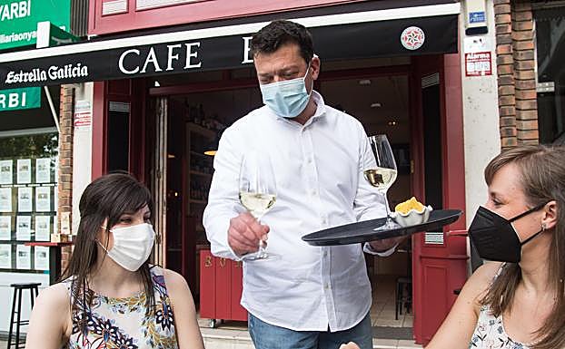 Miguel Soto, en la terraza de su local, en la plaza José Ramón Aguirreche. 