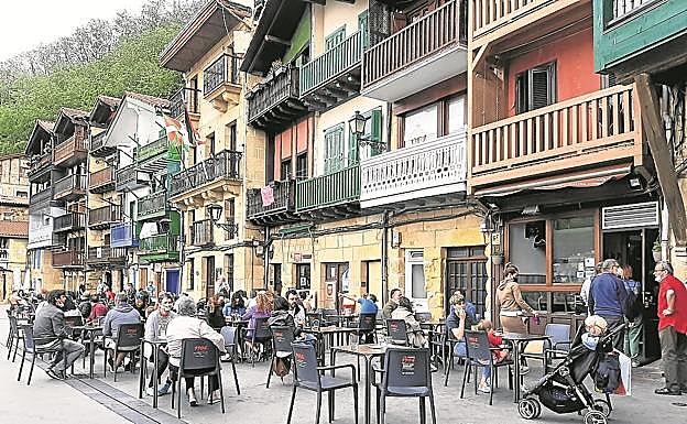 Las terrazas de los bares de la plaza Santiago se llenaron ayer. 