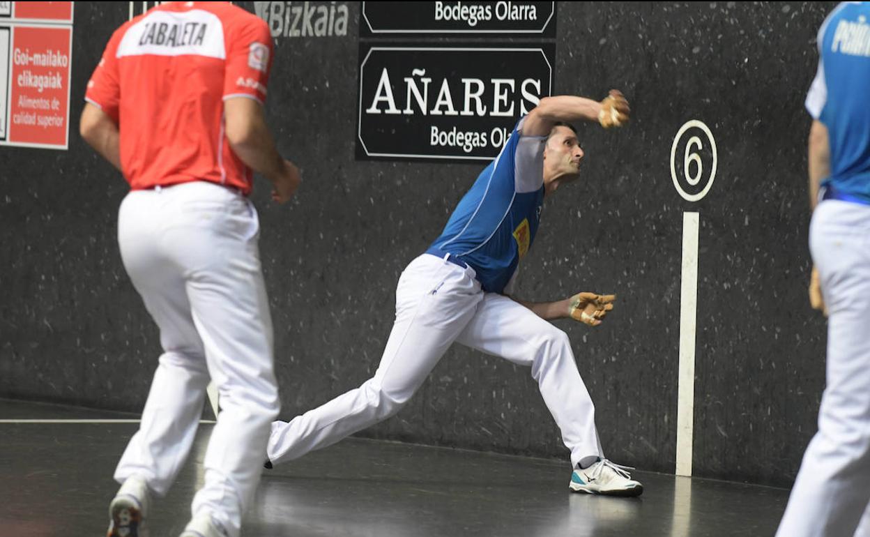 Jon Ander Albisu devuelve una pelota en posición forzada ayer en la final del Bizkaia de Bilbao. El ataundarra acabó con la derecha tocada. 