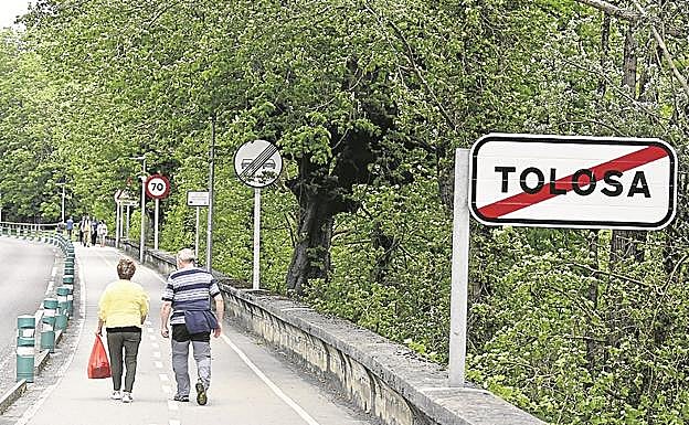 Paseantes por el bidegorri entre Tolosa y Anoeta. 