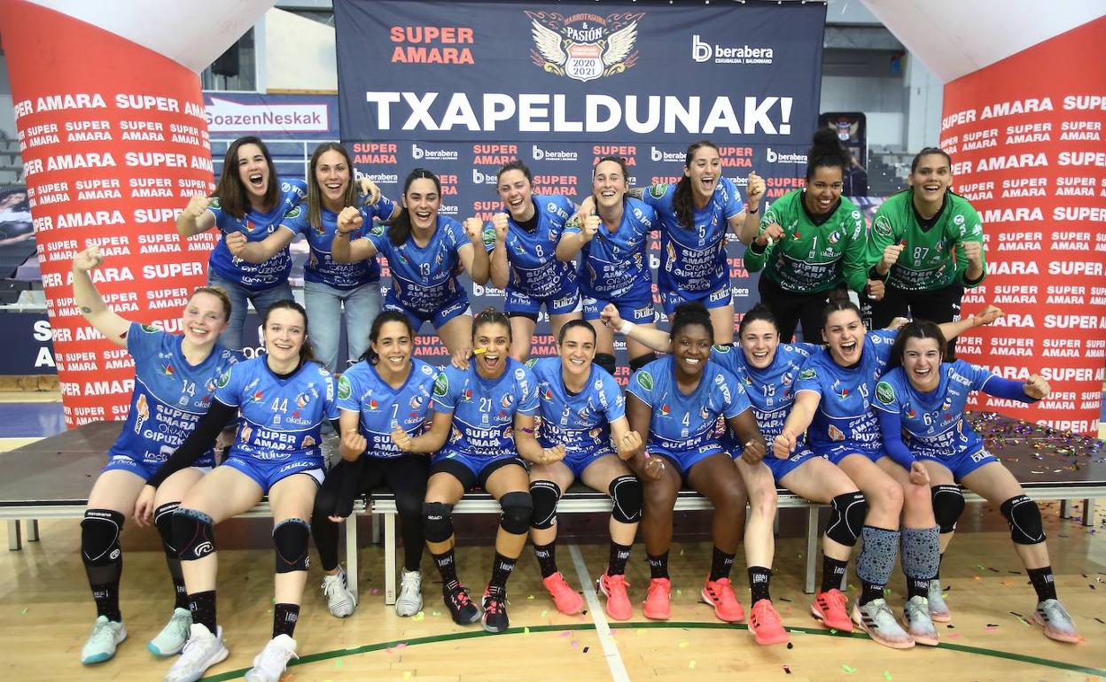 La plantilla del Super Amara Bera Bera celebra el séptimo título de liga.