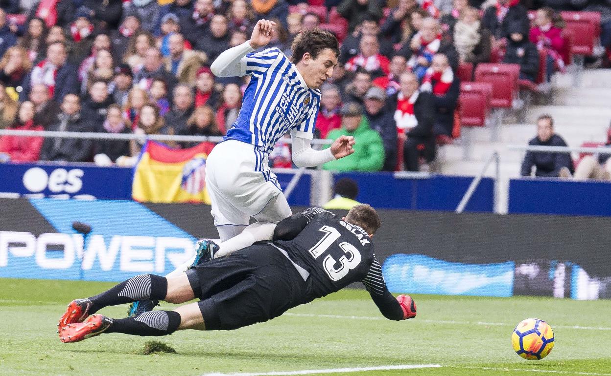 Mikel Oyarzabal trata de regatear a Jan Oblak, que se ha lanzado a sus pies.