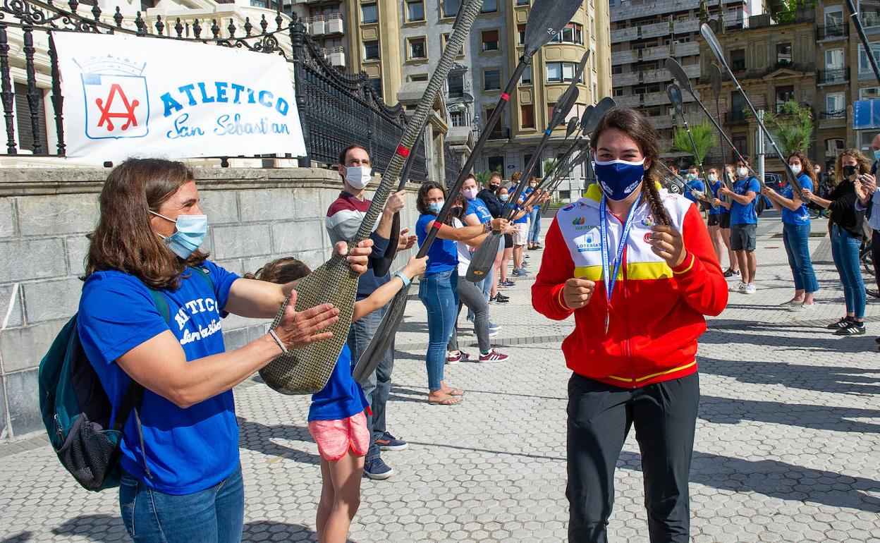 Miren Lazkano, recibida en la sede del Atlético San Sebastián con honores, con la campeona olímpica Maialen Chorraut al frente. 