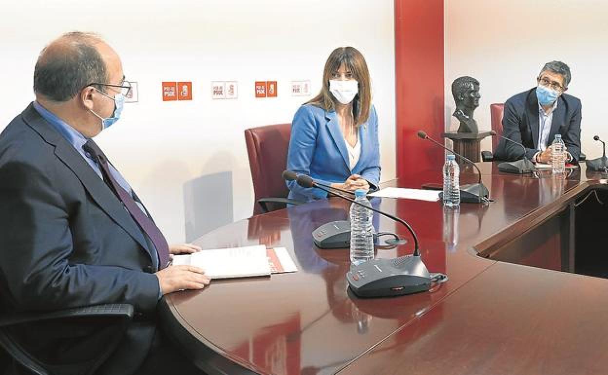 Miquel Iceta, junto a Idoia Mendia y Patxi López, se reunió ayer con la ejecutiva del PSE. 