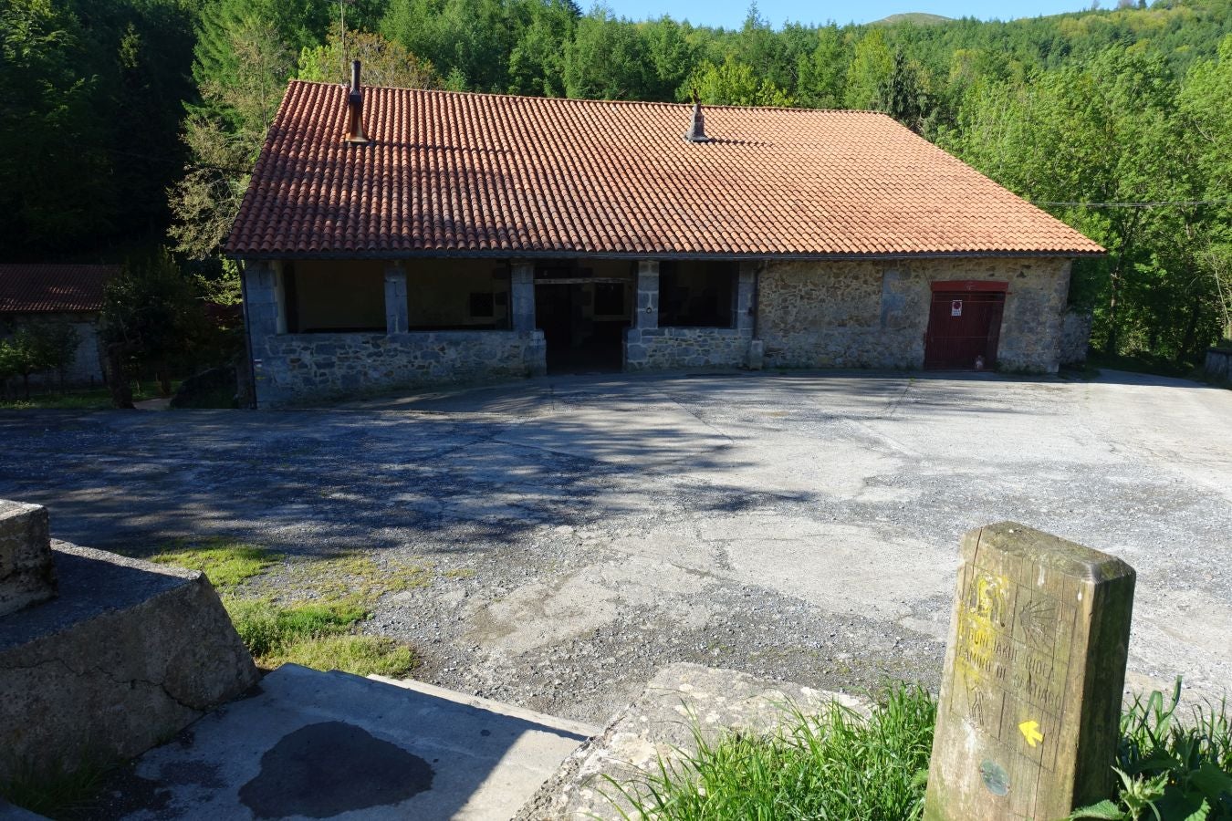 Cima discreta que se mantiene a la sombra de Hernio, entre el mar, el camino de Santiago y la venta en que descansó el gran patrón