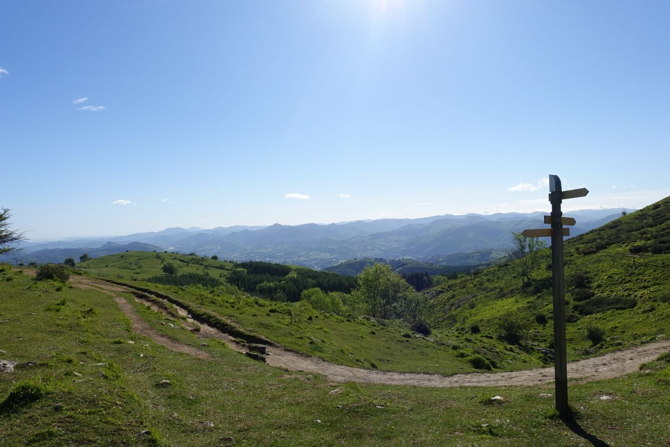 Cima discreta que se mantiene a la sombra de Hernio, entre el mar, el camino de Santiago y la venta en que descansó el gran patrón