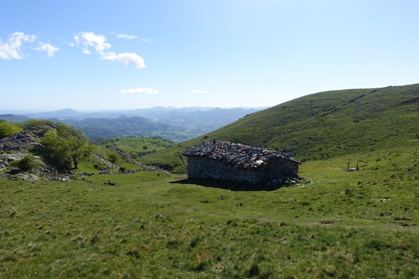 Cima discreta que se mantiene a la sombra de Hernio, entre el mar, el camino de Santiago y la venta en que descansó el gran patrón