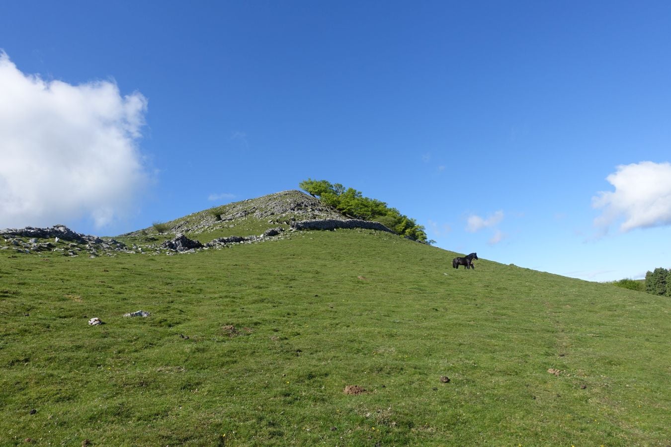 Cima discreta que se mantiene a la sombra de Hernio, entre el mar, el camino de Santiago y la venta en que descansó el gran patrón
