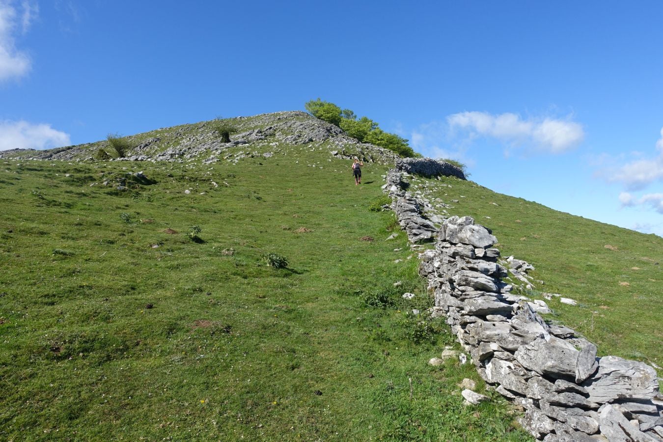 Cima discreta que se mantiene a la sombra de Hernio, entre el mar, el camino de Santiago y la venta en que descansó el gran patrón