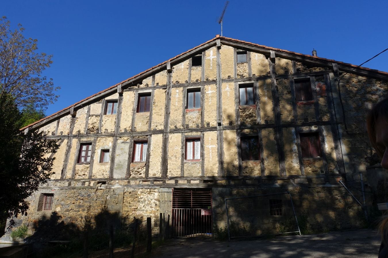 Cima discreta que se mantiene a la sombra de Hernio, entre el mar, el camino de Santiago y la venta en que descansó el gran patrón