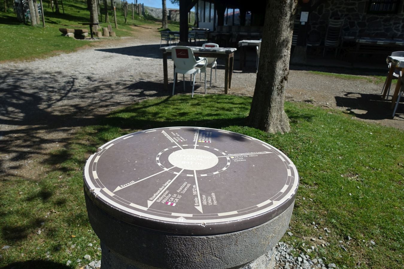 Cima discreta que se mantiene a la sombra de Hernio, entre el mar, el camino de Santiago y la venta en que descansó el gran patrón