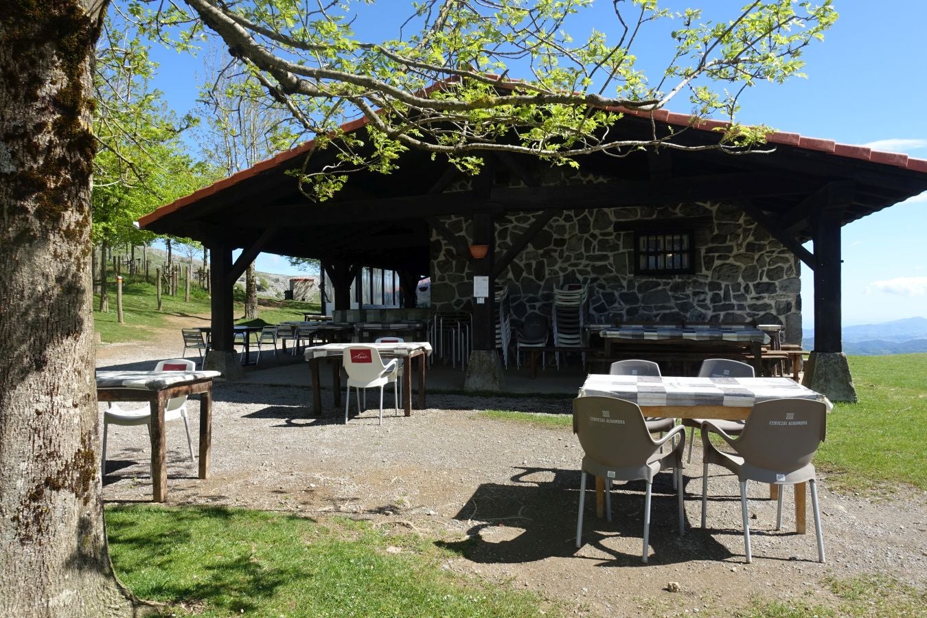 Cima discreta que se mantiene a la sombra de Hernio, entre el mar, el camino de Santiago y la venta en que descansó el gran patrón