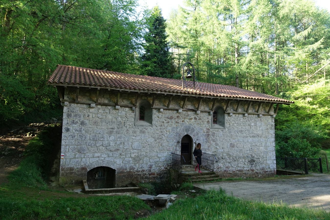 Cima discreta que se mantiene a la sombra de Hernio, entre el mar, el camino de Santiago y la venta en que descansó el gran patrón