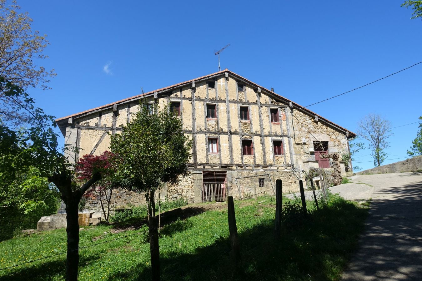Cima discreta que se mantiene a la sombra de Hernio, entre el mar, el camino de Santiago y la venta en que descansó el gran patrón