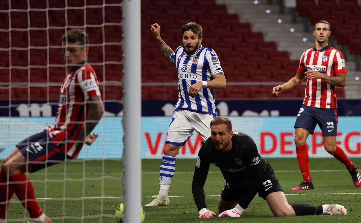 Monreal y Zubimendi tratan de frenar el avance de Correa, anoche en el Wanda Metropolitano. 