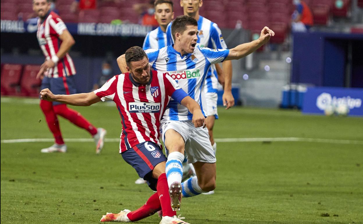 Zubeldia obstaculiza un remate de Koke.