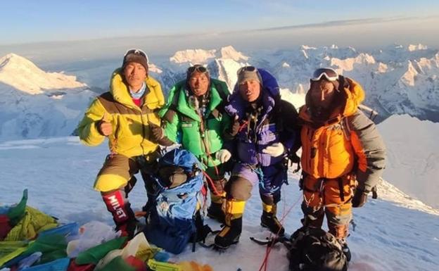 Cuatro de los doce sherpas que equiparon la ruta del Collado Sur posan en la cima del Everest.