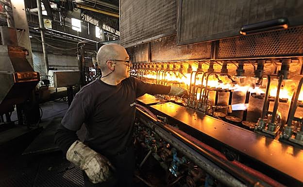 Imagen principal - Momentos diferentes de producción en la fábrica Vicrila.