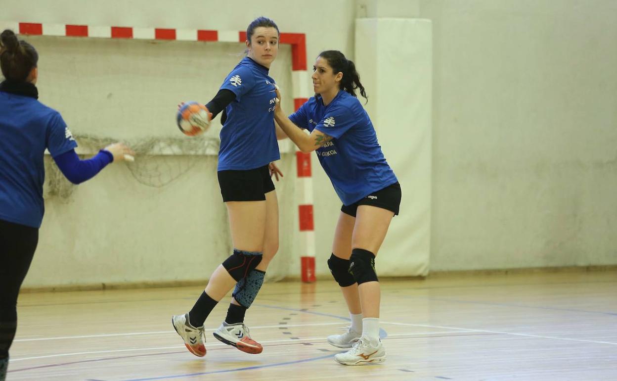 Ainhoa Etxeberria y Manuela Pizzó, en un entrenamiento del Bera Bera.