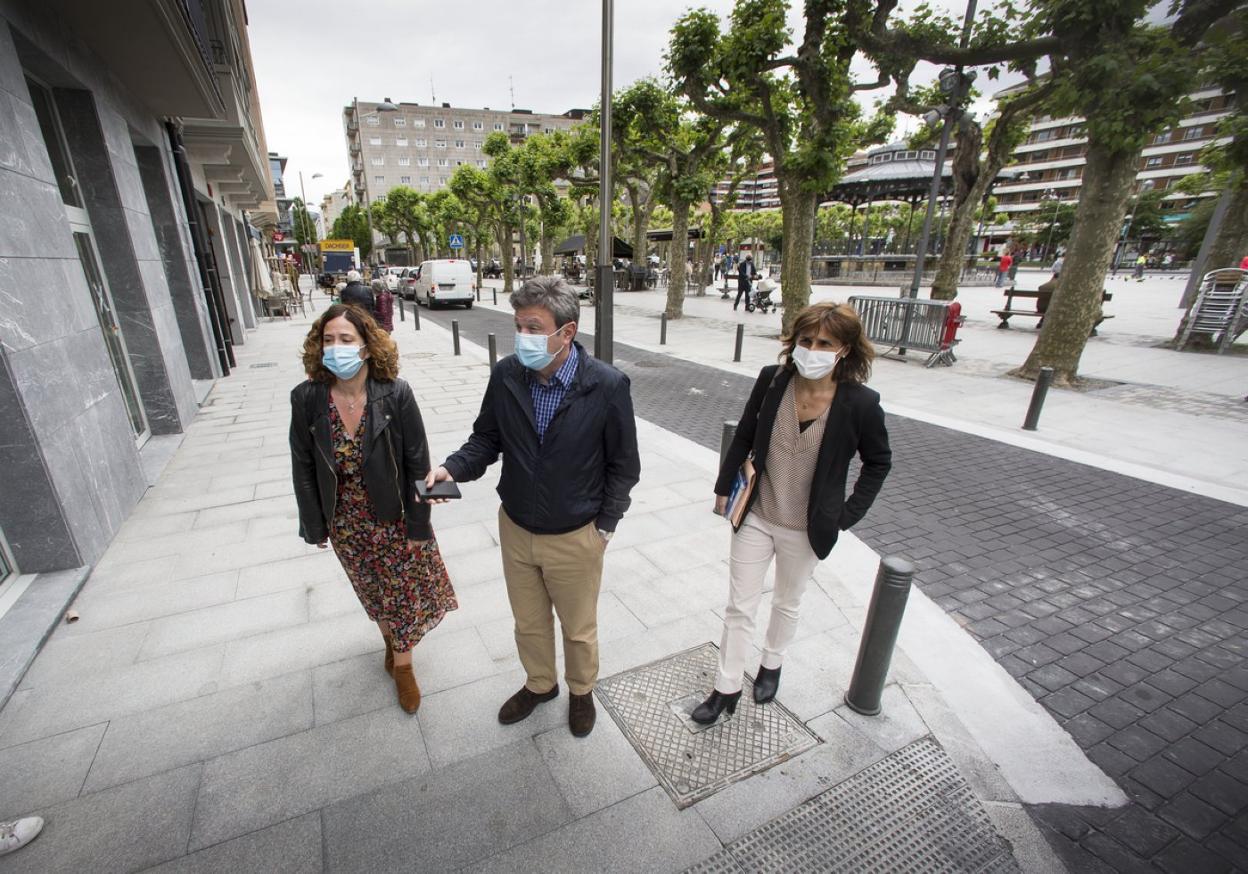 Cristina Laborda, José Antonio Santano y Ana Baena en una de las aceras ensanchadas con la obra. 