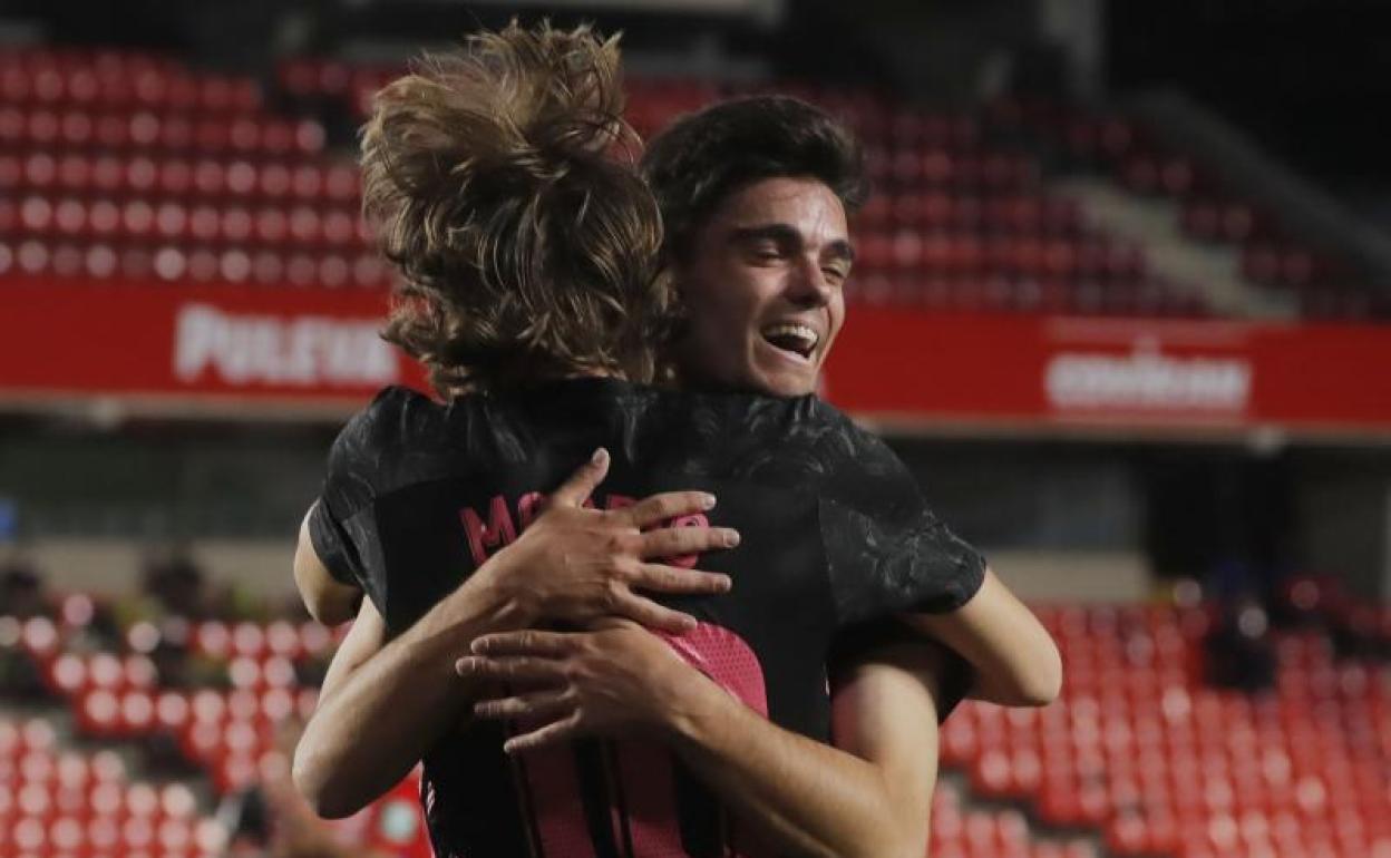 Modric abraza a Miguel Gutiérrez tras el primer gol del Real Madrid ante el Granada. 