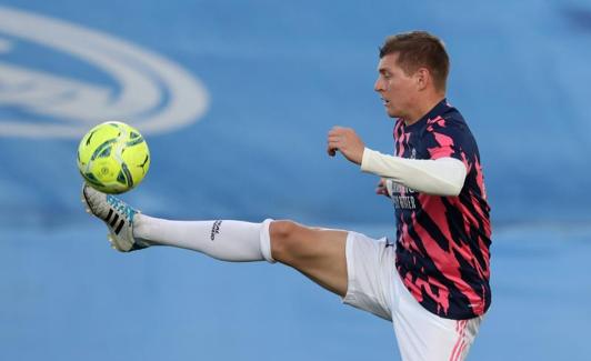 Toni Kroos, calentando antes del partido que midió al Real Madrid con el Sevilla. 