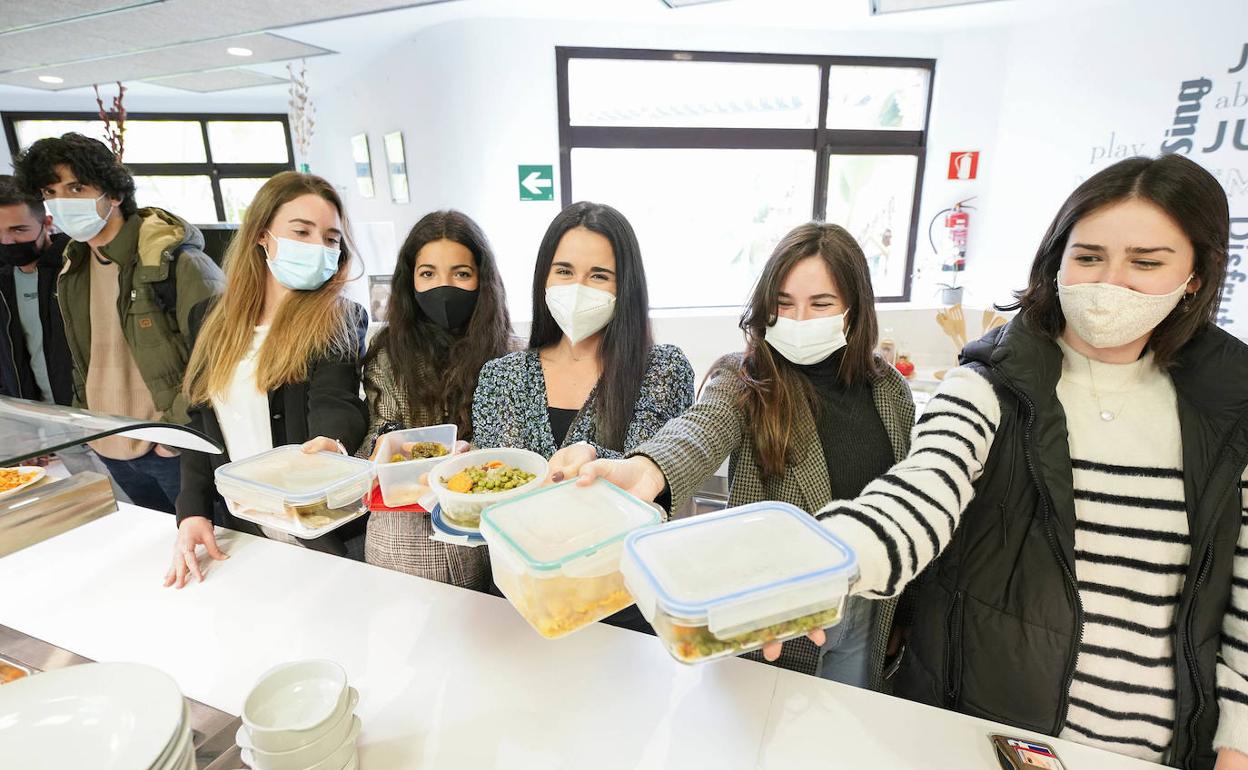 Las alumnas presumen de su idea. 