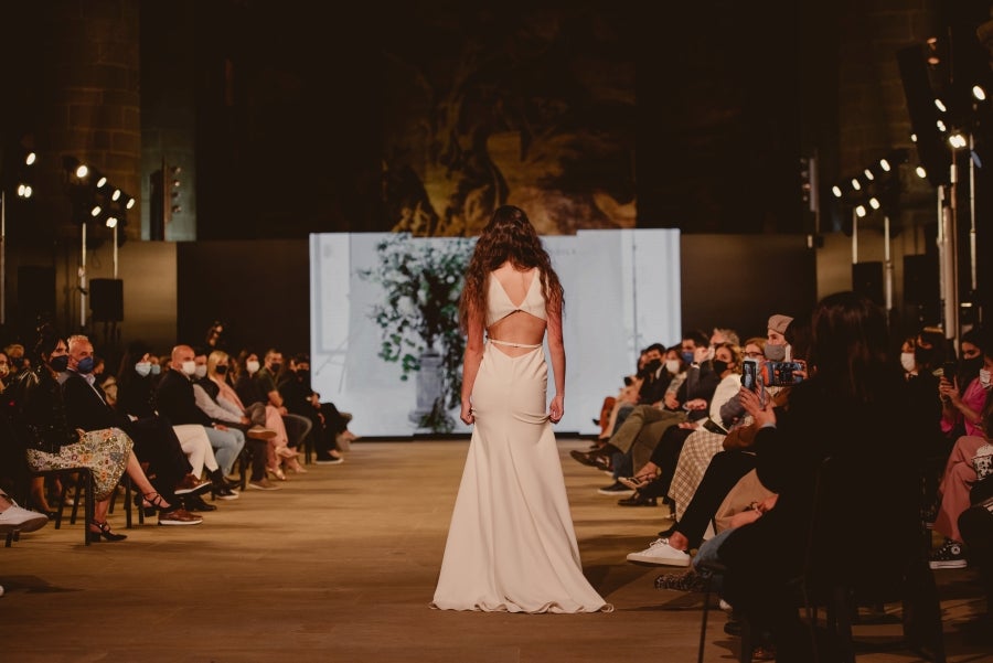 Inspirada en la flor Hydrangea, habitual en el entorno de los caseríos vascos, Sophie et Voilà apuesta por unos diseños versátiles y poderosos, como lo son las novias que desean vestir. Pensada para mujeres con estilo y una historia, la colección se ha construido sobre fundamentos recurrentes como el crepe, la gasa y el tul. 