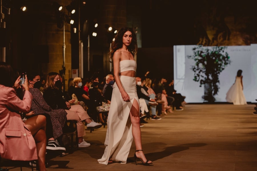 Inspirada en la flor Hydrangea, habitual en el entorno de los caseríos vascos, Sophie et Voilà apuesta por unos diseños versátiles y poderosos, como lo son las novias que desean vestir. Pensada para mujeres con estilo y una historia, la colección se ha construido sobre fundamentos recurrentes como el crepe, la gasa y el tul. 