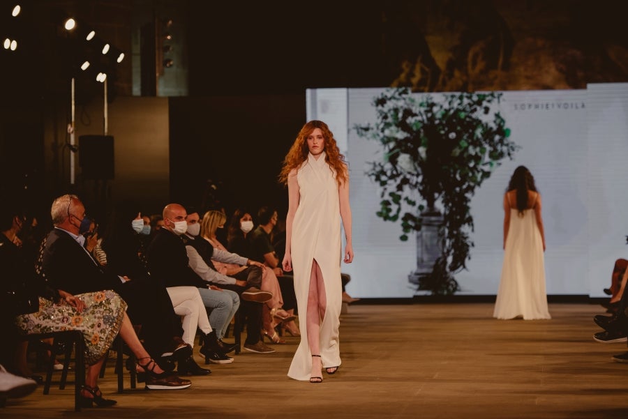 Inspirada en la flor Hydrangea, habitual en el entorno de los caseríos vascos, Sophie et Voilà apuesta por unos diseños versátiles y poderosos, como lo son las novias que desean vestir. Pensada para mujeres con estilo y una historia, la colección se ha construido sobre fundamentos recurrentes como el crepe, la gasa y el tul. 