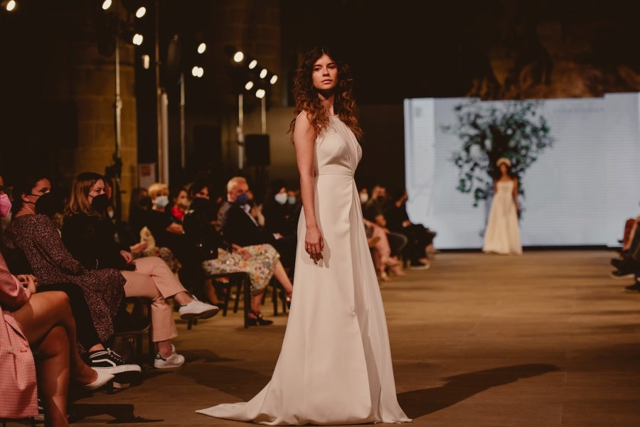 Inspirada en la flor Hydrangea, habitual en el entorno de los caseríos vascos, Sophie et Voilà apuesta por unos diseños versátiles y poderosos, como lo son las novias que desean vestir. Pensada para mujeres con estilo y una historia, la colección se ha construido sobre fundamentos recurrentes como el crepe, la gasa y el tul. 