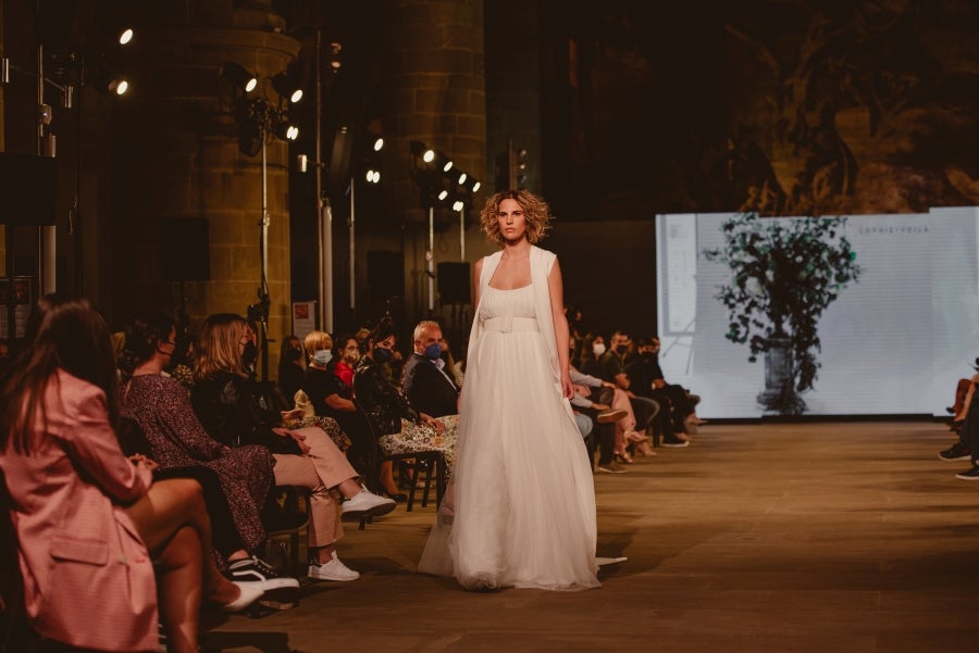 Inspirada en la flor Hydrangea, habitual en el entorno de los caseríos vascos, Sophie et Voilà apuesta por unos diseños versátiles y poderosos, como lo son las novias que desean vestir. Pensada para mujeres con estilo y una historia, la colección se ha construido sobre fundamentos recurrentes como el crepe, la gasa y el tul. 