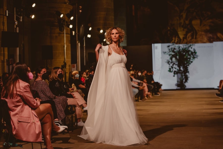 Inspirada en la flor Hydrangea, habitual en el entorno de los caseríos vascos, Sophie et Voilà apuesta por unos diseños versátiles y poderosos, como lo son las novias que desean vestir. Pensada para mujeres con estilo y una historia, la colección se ha construido sobre fundamentos recurrentes como el crepe, la gasa y el tul. 