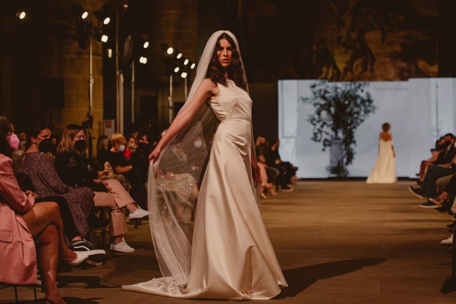 Inspirada en la flor Hydrangea, habitual en el entorno de los caseríos vascos, Sophie et Voilà apuesta por unos diseños versátiles y poderosos, como lo son las novias que desean vestir. Pensada para mujeres con estilo y una historia, la colección se ha construido sobre fundamentos recurrentes como el crepe, la gasa y el tul. 