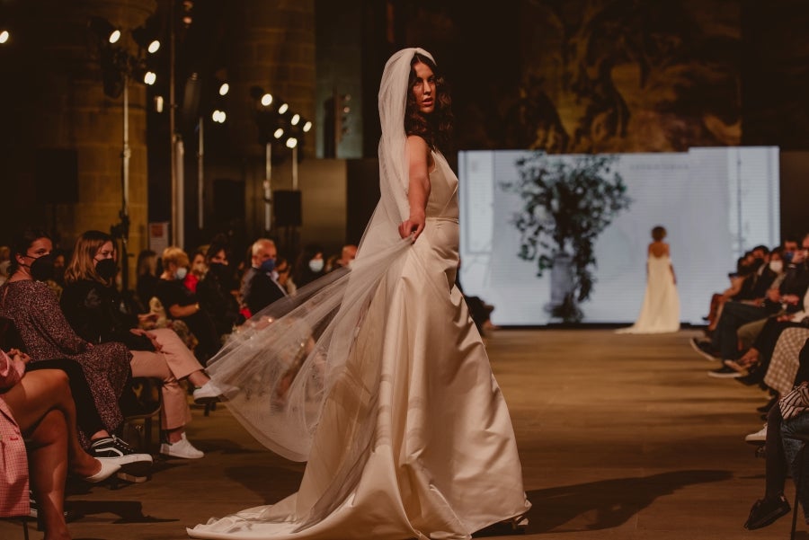 Inspirada en la flor Hydrangea, habitual en el entorno de los caseríos vascos, Sophie et Voilà apuesta por unos diseños versátiles y poderosos, como lo son las novias que desean vestir. Pensada para mujeres con estilo y una historia, la colección se ha construido sobre fundamentos recurrentes como el crepe, la gasa y el tul. 